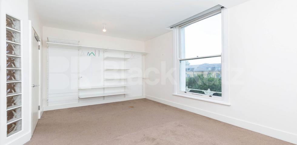 Located on a prime road in Hackney a spacious 1 bedroom property Goulton Road, Hackney Central